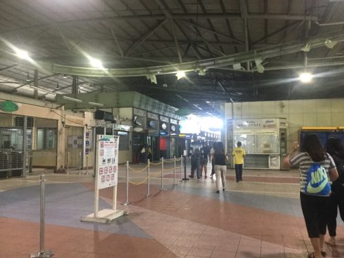 MRTアヤラ駅中央改札前