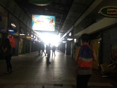 MRTアヤラ駅中央改札からモール出口への道